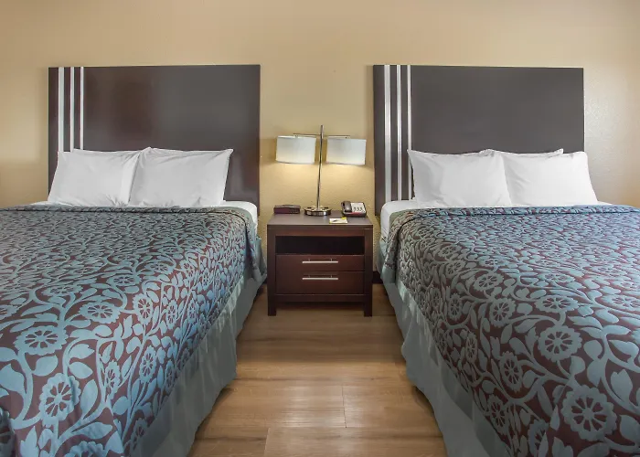 Days Inn By Wyndham Le Roy/Bloomington Southeast