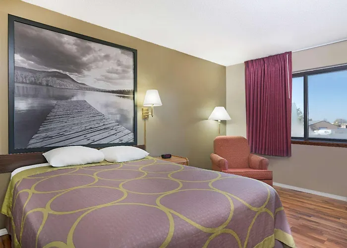 Super 8 By Wyndham Marshall Mn