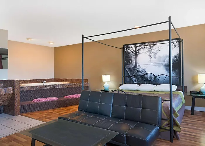 Super 8 By Wyndham Marshall Mn