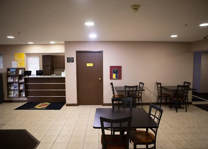 Super 8 By Wyndham Fairmont