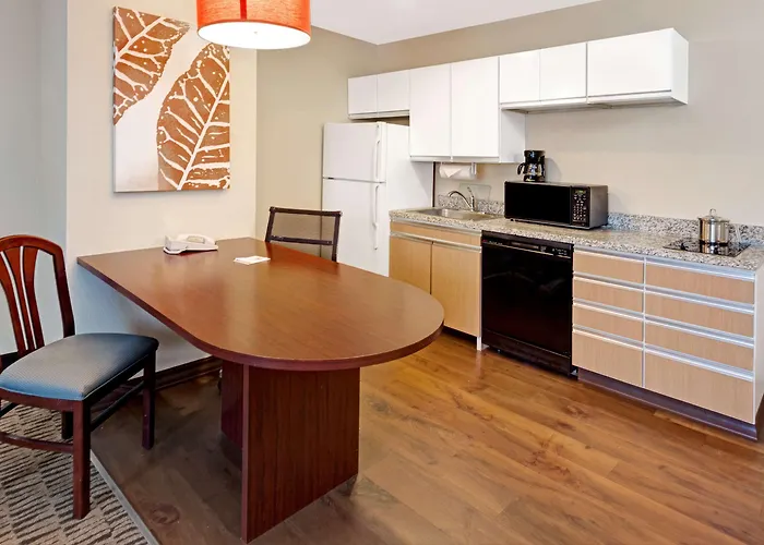 Mainstay Suites Detroit Farmington Hills