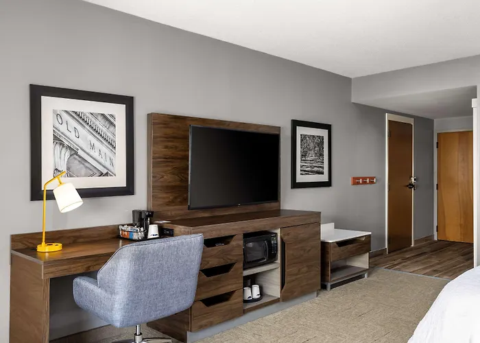Hampton Inn & Suites State College At Williamsburg Square