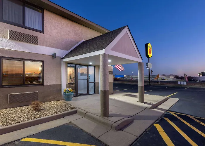 Super 8 By Wyndham Pratt