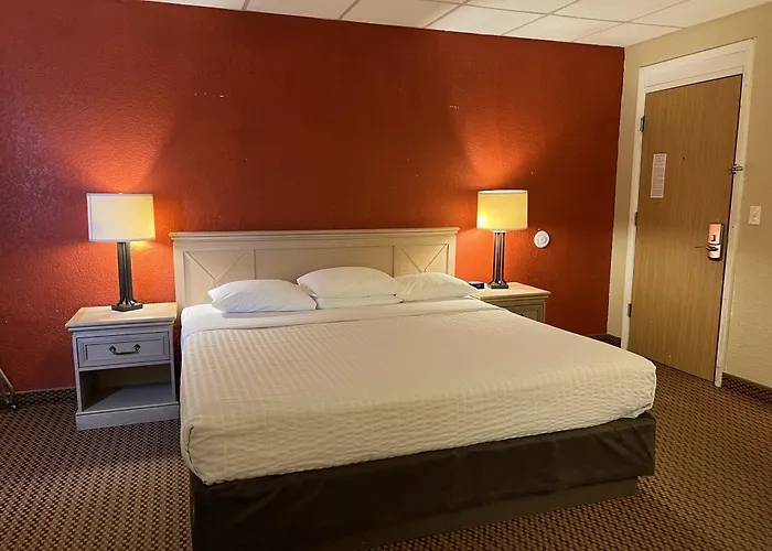 Econo Lodge Inn & Suites Walnut