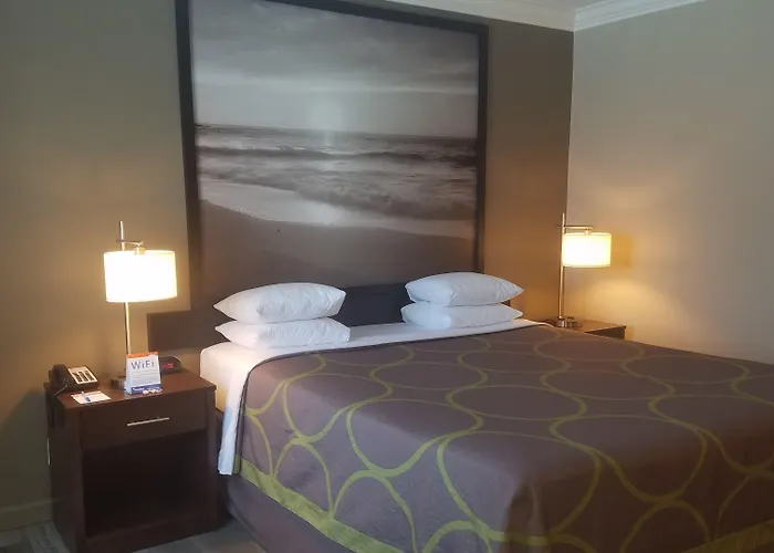 Super 8 By Wyndham Los Angeles-Culver City Area