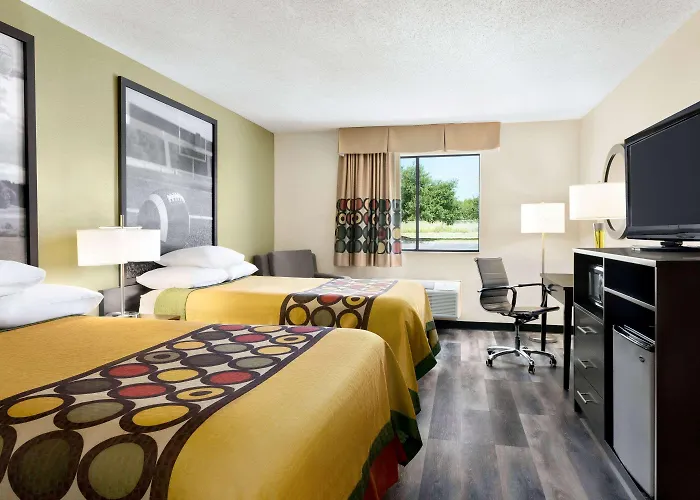 Super 8 By Wyndham Clinton