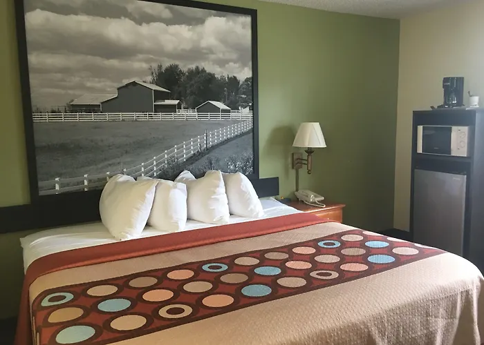 Super 8 By Wyndham Newton