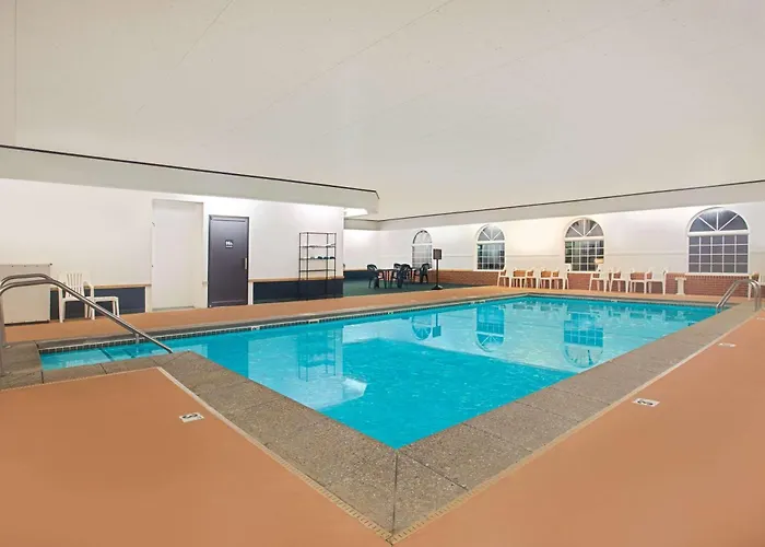 Super 8 By Wyndham New Hampton