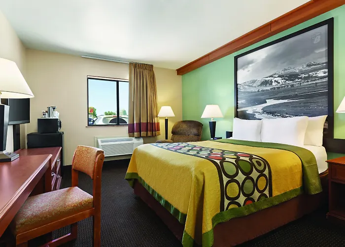 Super 8 By Wyndham Conrad