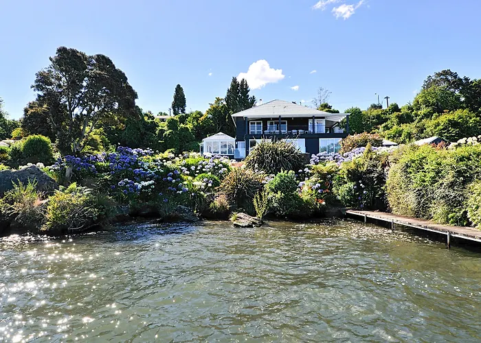 Black Swan Lakeside Boutique Hotel