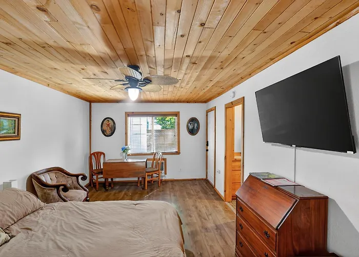 Rouge Cobb Mountain Hotel - Cabin 3
