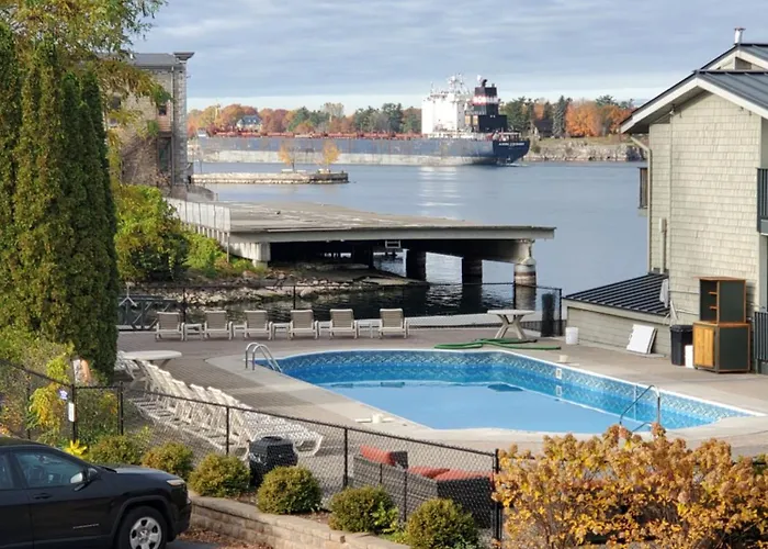 Capt Thomson'S Resort