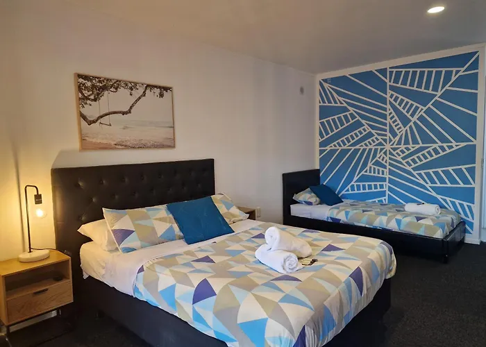 Palm Tree Apartments & Backpackers