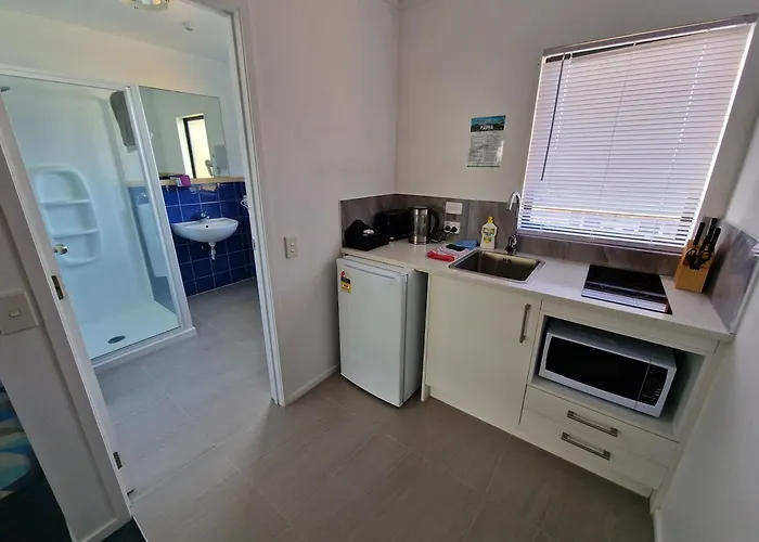 Palm Tree Apartments & Backpackers