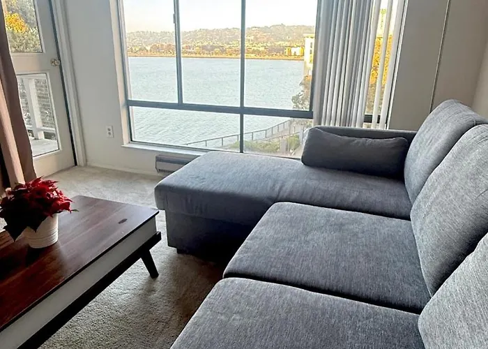 Modern Bayview Apartment By The Water