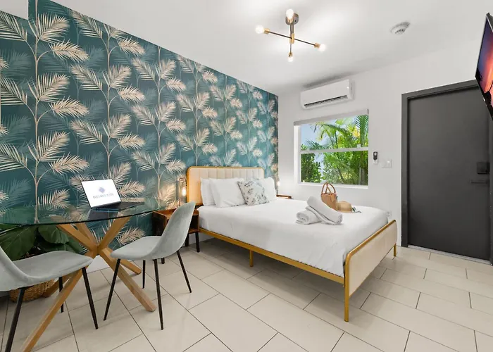Byronessa Miami Beach