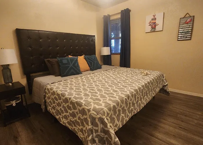 2-Bed Condo, Cook-Ready Kitchen, And Laundry, 5-8 Minutes From University Of Arizona And Downtown Tucson