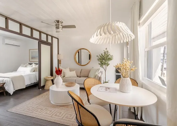 Stylish Coastal Studio Walk To Beach, Pool & Eats
