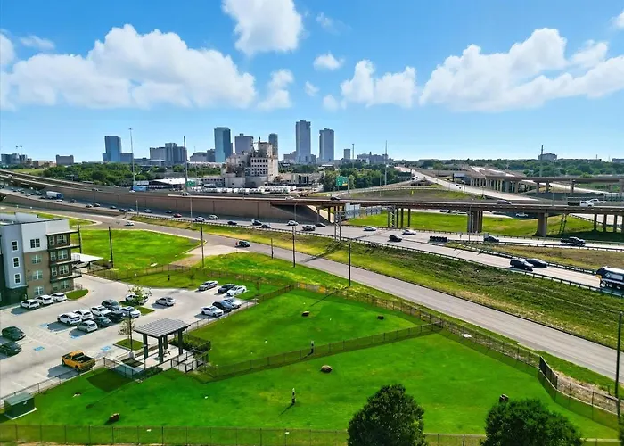 99 Modern 2B2B Near Stockyards, Resort Pool & Gym, 7M To Dickies Stadium, 15M To At&T Stadium