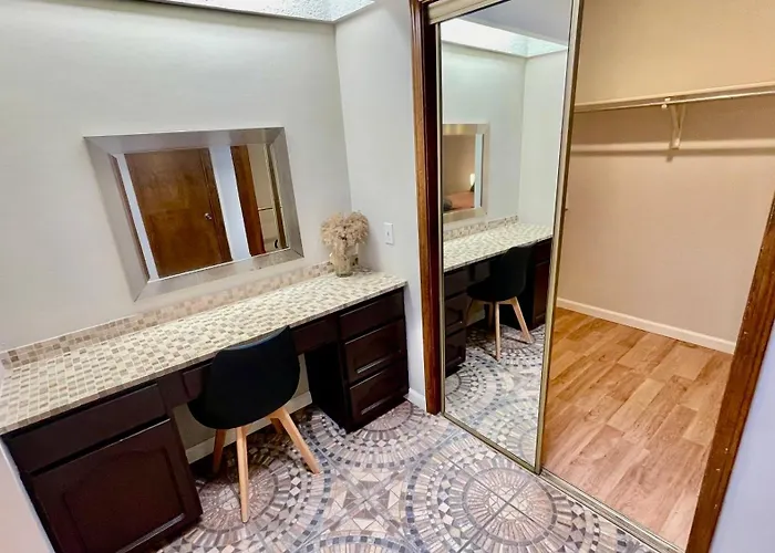 Rare To Find 2 Bedrooms 1 King Bed & 2 Twins Beds 2 Bathrooms