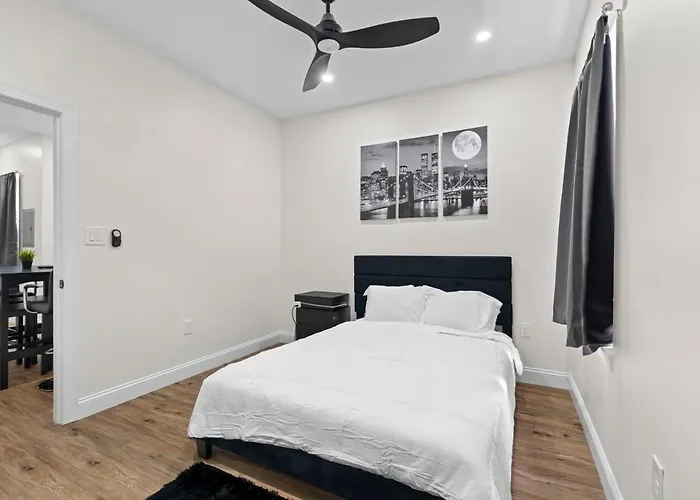 Modern 2 Bedroom 1 Bath Unit 2 Near Airport, Xfinity Arena And Eagles Stadium