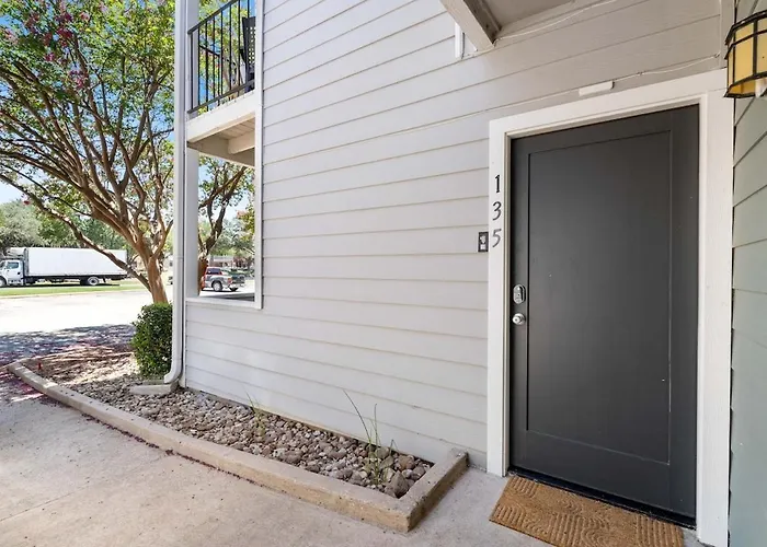 1Br Bright Domain Apt W Pool, Tennis & Parking