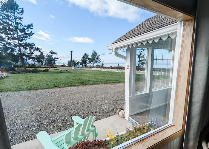 Juan De Fuca Waterfront Hotel & Cottages