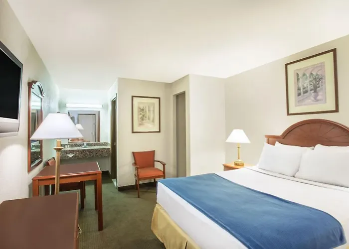 Days Inn & Suites By Wyndham Laurel Near Fort Meade