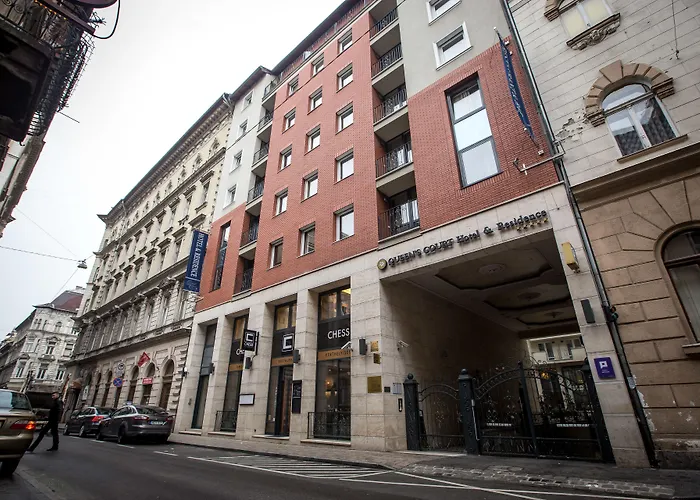 Queen'S Court Hotel & Residence