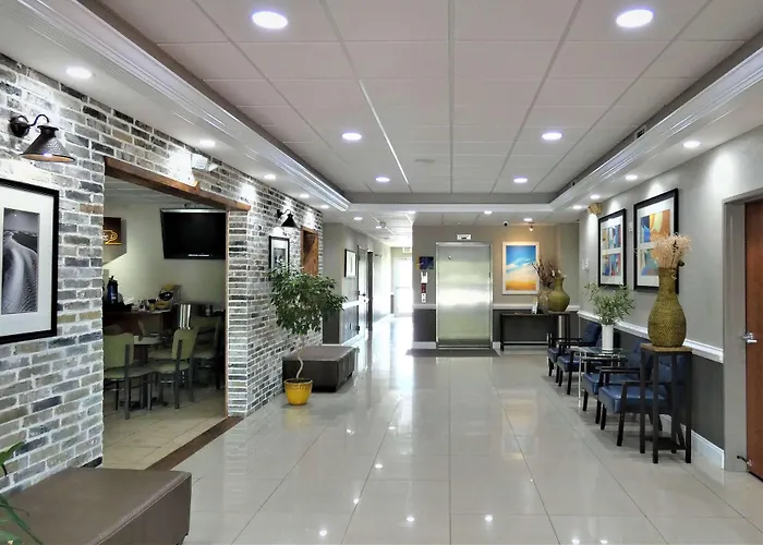 Days Inn & Suites By Wyndham Savannah North I-95