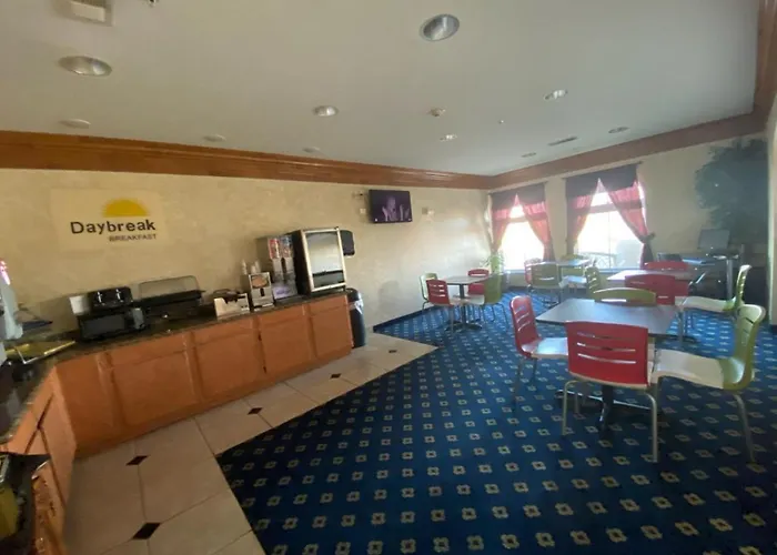 Days Inn & Suites By Wyndham Cleburne Tx