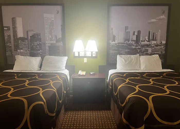 Super 8 By Wyndham Iah West/Greenspoint
