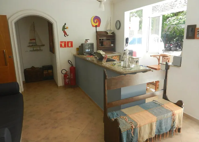 Hotel Pousada Iracemar, 60m da Praia da Enseada, Piscina Aquecida ao Ar Livre para Relaxar em Qualquer Estação, Café da Manhã, Estacionamento, Recepção 24h, Aproveite o Mar, Passeios e Atividades Náuticas a 100 metros