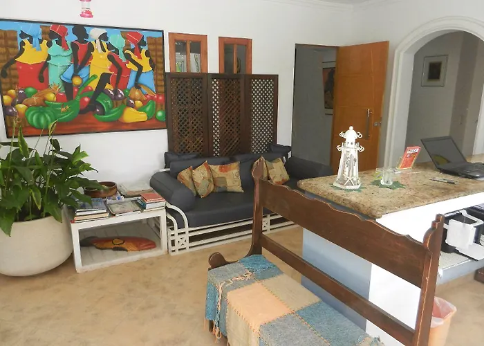 Hotel Pousada Iracemar, 60m da Praia da Enseada, Piscina Aquecida ao Ar Livre para Relaxar em Qualquer Estação, Café da Manhã, Estacionamento, Recepção 24h, Aproveite o Mar, Passeios e Atividades Náuticas a 100 metros