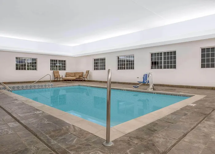 Super 8 By Wyndham Cedar Falls
