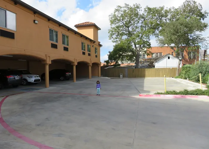 La Hacienda Inn near Alamodome&Riverwalk