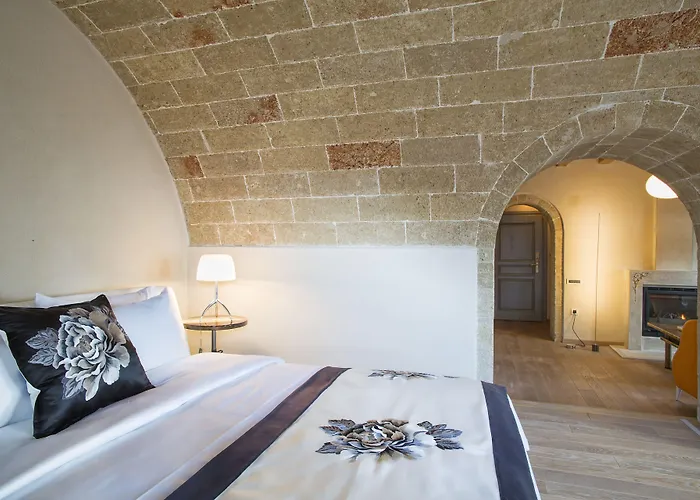 Moni Emvasis Luxury Suites