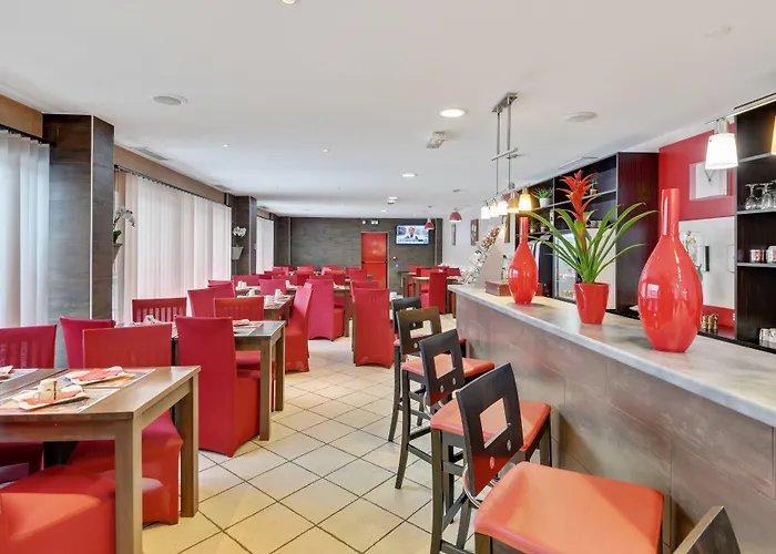 Hotel Paris Pacific: Metro-Adjacent Lodging Near Orly Airport