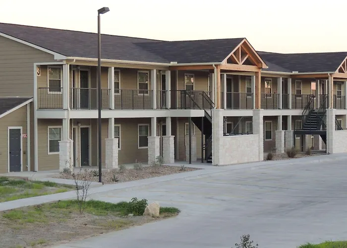 Eagle'S Den Suites Kenedy A Travelodge By Wyndham