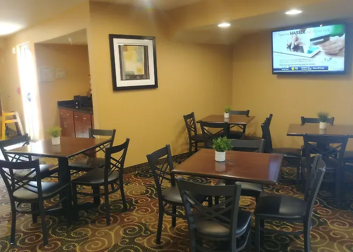 Cobblestone Hotel & Suites - Broken Bow