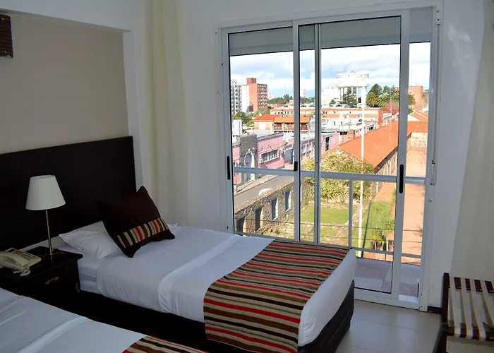 De La Plaza Hotel