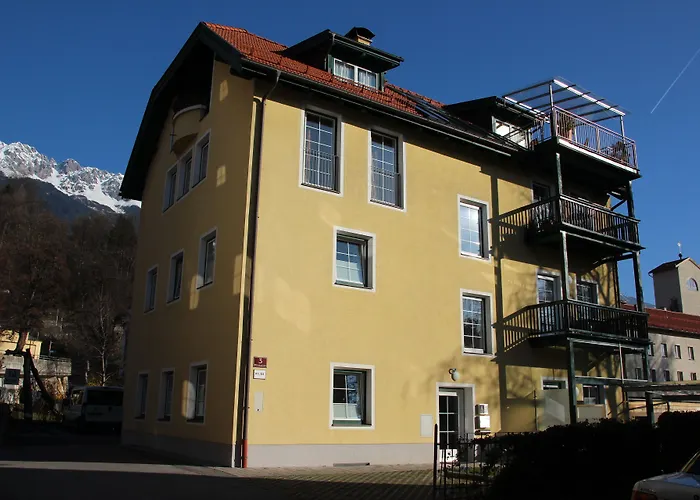 Riedz Apartments Innsbruck- Zentrales Apartmenthaus mit grüner Oase