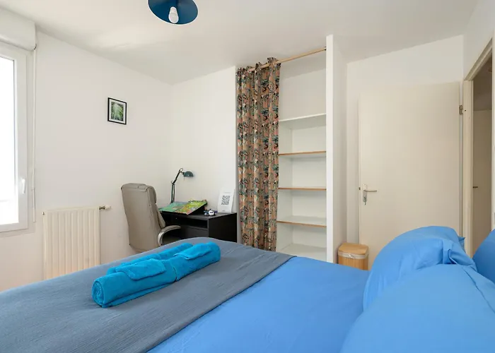 La Loge Du Minotaure, Parking Et Bureaux
