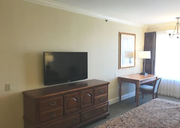Cow Hollow Inn And Suites