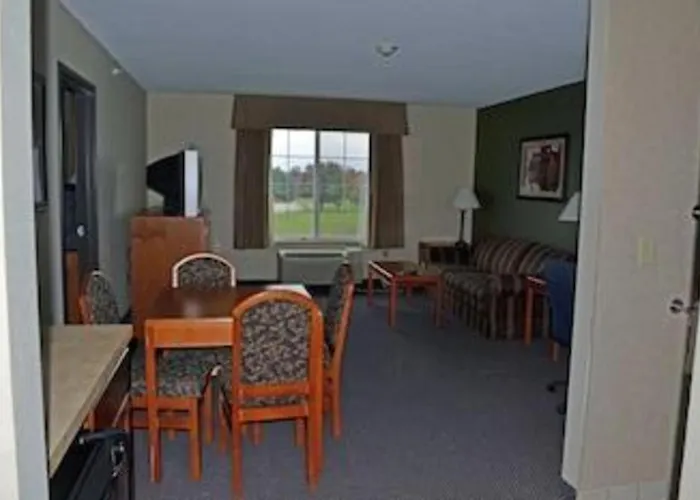 Paola Inn And Suites