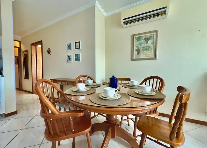 3 quartos a 280m da praia c roupa de cama - Sacada com Churrasqueira - climatizado - 10 min a pé da passarela do Ribeiro e acesso a Praia de Bombinhas - 5 min a pé de supermercados - Até 8 pessoas, ideal p famílias, grupos, crianças