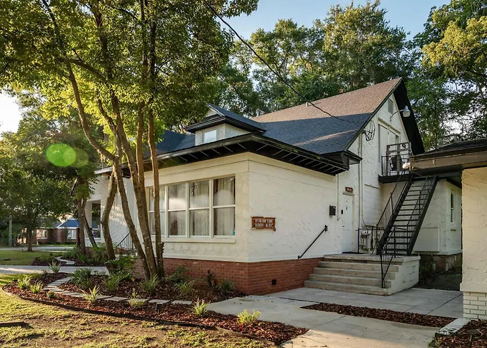 Studio At The Key - 1Mi To Uf & Dt , Full Kitchen