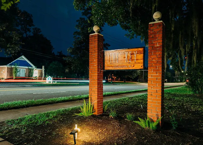 Studio At The Key - 1Mi To Uf & Dt , Full Kitchen
