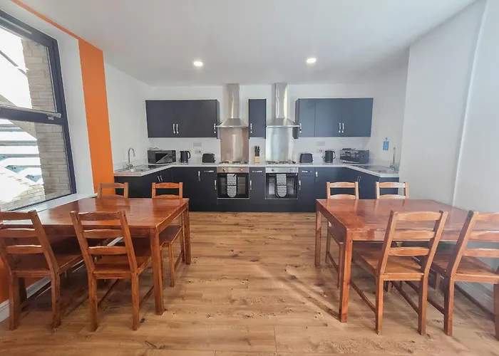 Hullywood Rooms With Shared Kitchen Facilities
