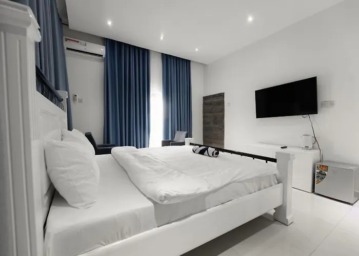 Chamis Suites